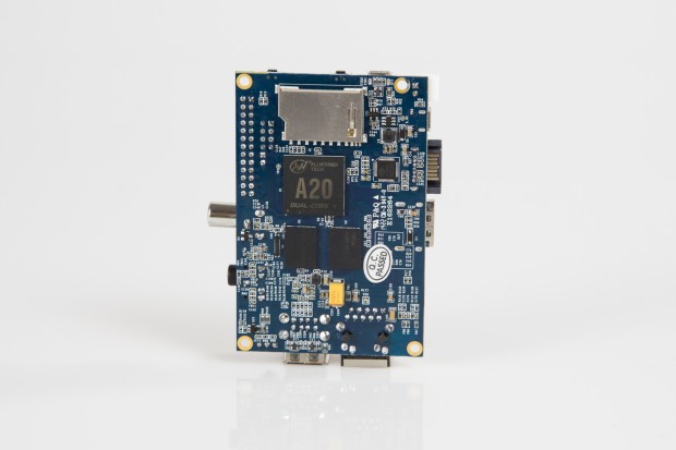 Die Rückseite des Banana Pi mit dem Allwinner A20 und dem Slot für SD-Karten.